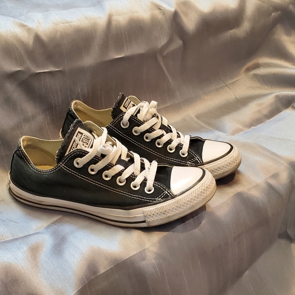 Women's size 7 Converse! - Picture 2 of 3